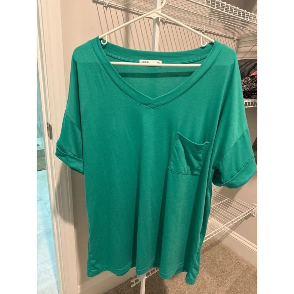 Womens Green v-neck pocket tee